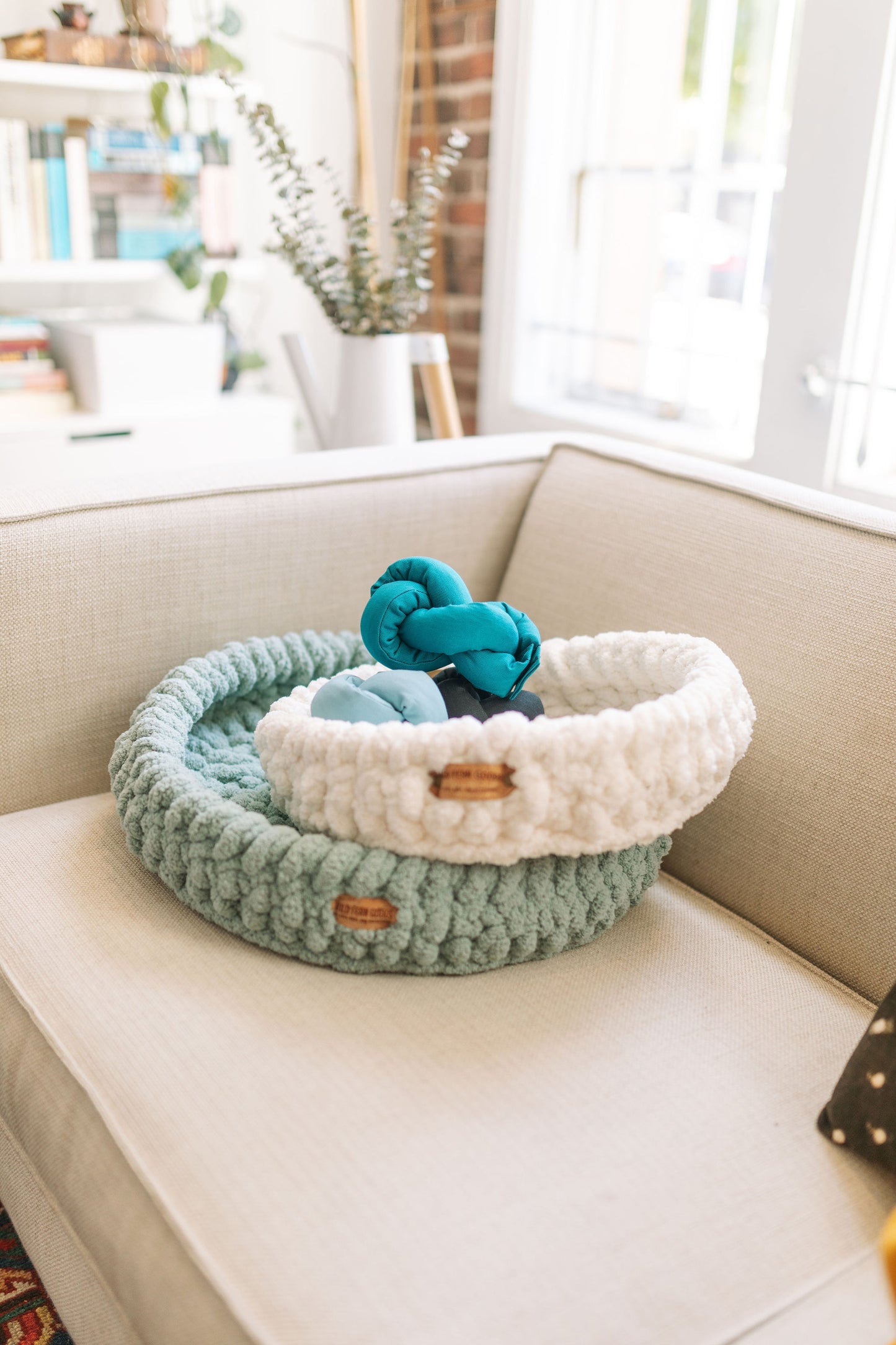 Natural white pet bed